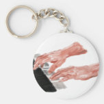 Mains de clavier de piano jouant la conception de  porte-clefs
