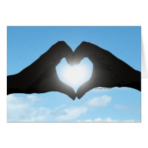 Mains en silhouette de forme de coeur sur le ciel  carte de vœux
