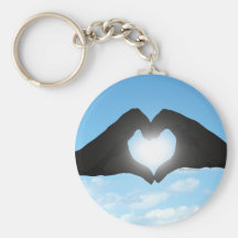 Mains en silhouette de forme de coeur sur le ciel  porte-clé