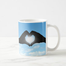 Mains en silhouette de forme de coeur sur le ciel  tasse