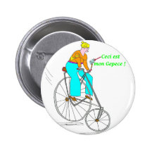 MAMIE ET LE GEPECE 1.PNG PIN'S AVEC AGRAFE