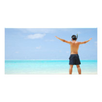 man getting ready to go snorkelling in a tropical 