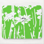 Marguerites blanches sur le vert tapis de souris