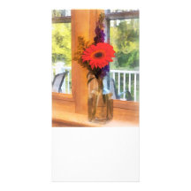 Marguerites de Gerbera par la fenêtre de cuisine Photocartes