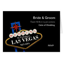 Mariage de jeune mariée et de marié RSVP dans la c