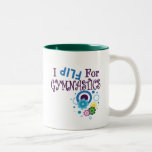 Mignon je renverse pour la tasse de gymnastique