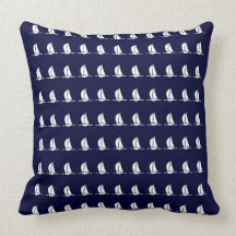 mini voiliers blancs sur le coussin de bleu marine