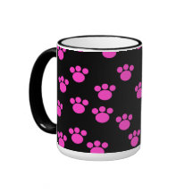 Modèle rose et noir lumineux d'empreinte de patte tasse à café