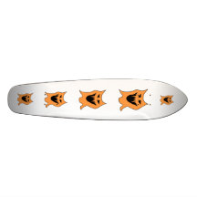 Monstre orange plateaux de skateboards customisés