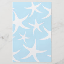 Motif blanc d'étoiles de mer sur bleu-clair. prospectus