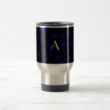 Motif bleu de coeurs de monogramme tasse