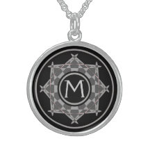 Motif d'argent de monogramme sur le collier initia