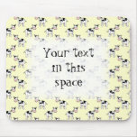 Motif noir et blanc de vache sur jaune-clair tapis de souris