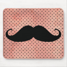Moustache drôle sur l'arrière - plan rose mignon d tapis de souris