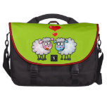 Moutons drôles de bande dessinée, épousant des cou
