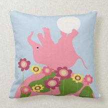 När elefanten busar med månen pillow