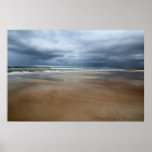 Nuages de tempête au-dessus de la copie de l'eau affiche