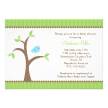 Oiseau bleu dans des invitations d'arbre