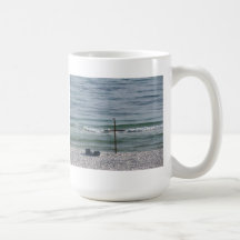 Oiseau sur la croix en bois par l'océan tasse à café