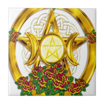 Or païen de pentagramme de Wiccan avec des roses Carreau