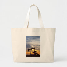 Ouvrier chargé des pompes d'huile à l'image de ver sacs