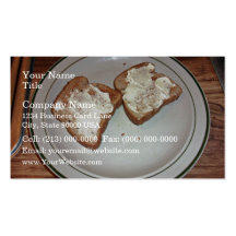 Pain grillé avec du beurre dans un plat cartes de visite personnelles
