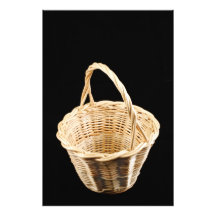 Panier en osier sur l'arrière - plan noir photographies