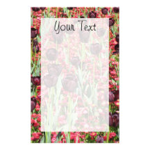 Papier à lettres foncé de tulipes et de fleurs de 