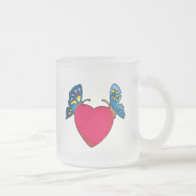 papillons sur la conception de coeur mug
