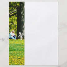 Père et fils sous les arbres prospectus en couleur