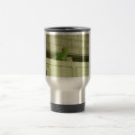 Perroquet vert mignon sur le placard mug