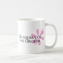 Pétales dans la grand-maman rose du marié tasse à café