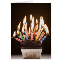 Petit gâteau avec des bougies d'anniversaire carte de vœux
