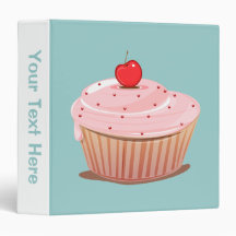 Petit gâteau avec la cerise sur le dessus