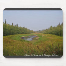 Petit lac caché sur les appartements tapis de souris