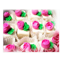 Petits fours complétés avec les boutons de rose se carte postale