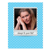 Photoframe polaroïd sur le polkadot blanc et bleu carte postale