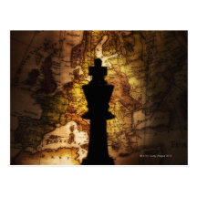 Pièce d'échecs de roi sur la carte de Vieux Monde Carte Postale