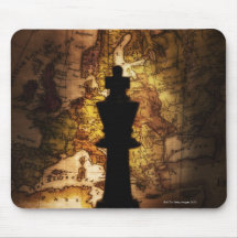 Pièce d'échecs de roi sur la carte de Vieux Monde Tapis De Souris