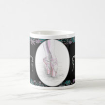 Pieds de ballerine dans la cinquième tasse de posi