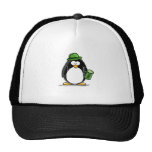 Pingouin avec de la bière verte casquette de camionneur