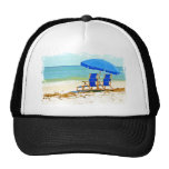 Plage, parapluie et chaises au rivage casquette de camionneur