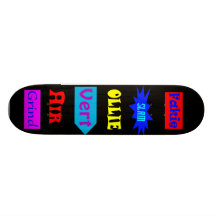 Planche à roulettes faisante de la planche à roule