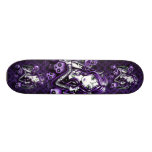 Planche à roulettes pourpre gothique de fée de crâ