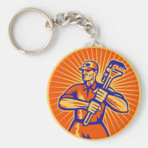 Plombier utilisant jugeant la clé de singe rétro porte-clé