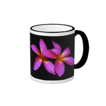 Plumeria pourpre avec dire sur l'autre tasse de cô