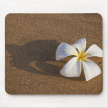 Plumeria sur la plage sablonneuse, Maui, Hawaï, Et Tapis De Souris