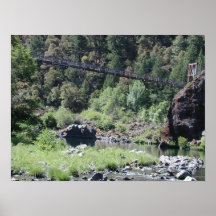Pont piétonnier au-dessus de la rivière de l'Illin Poster