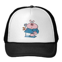 porc drôle à un régime mangeant un beignet sur une casquettes