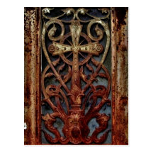 Porte gothique rouillée de crypte carte postale